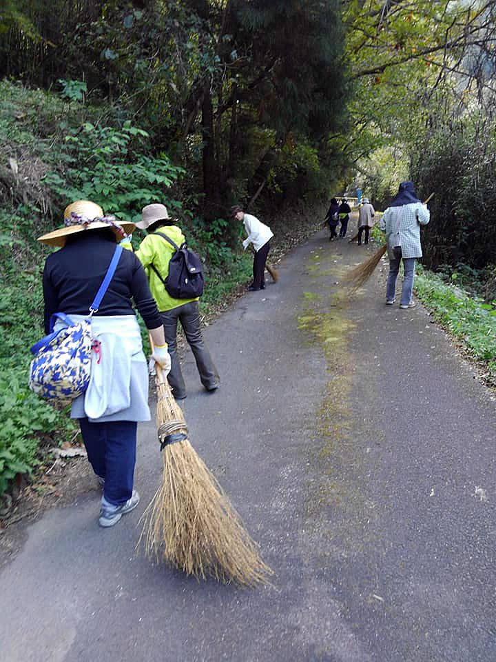 田万ダムへの小路もお掃除